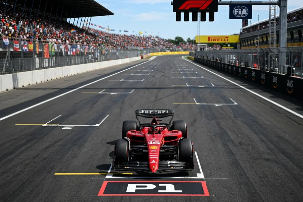 Monoplaza de Fórmula 1 en la primera posición de la parrilla de salida de un Gran Premio