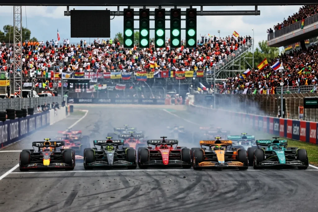 Monoplazas de Fórmula 1 en la salida de una Sprint Race con el semáforo en verde