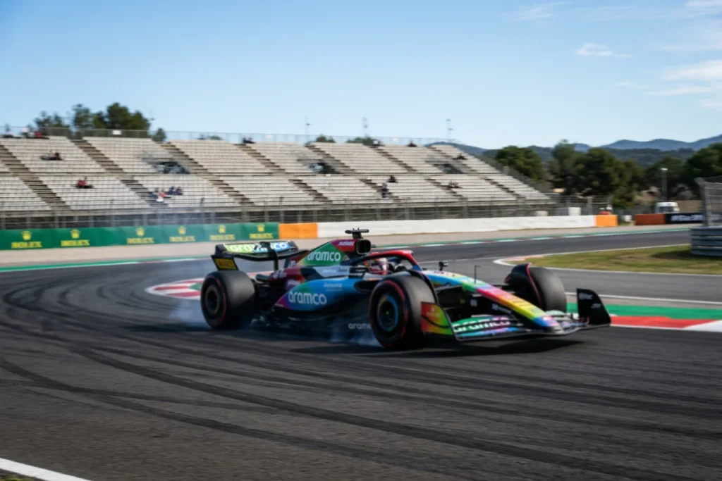 Monoplaza de Formula 1 rodando en una sesion de entrenamientos libres en un circuito con gradas vacias al fondo