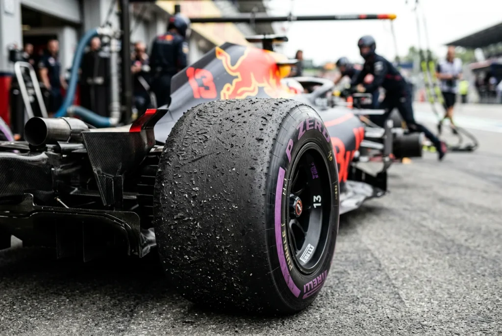 Neumático de Fórmula 1 con desgaste visible en superficie de asfalto de circuito