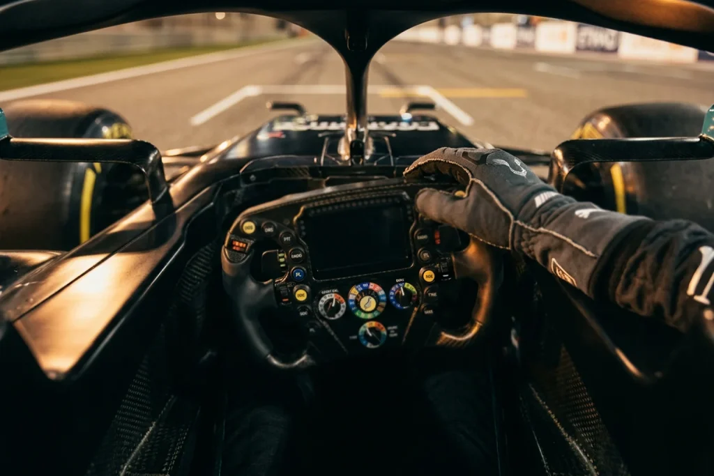 Tipos de apuestas en Fórmula 1 con pantallas de cuotas en un circuito de F1